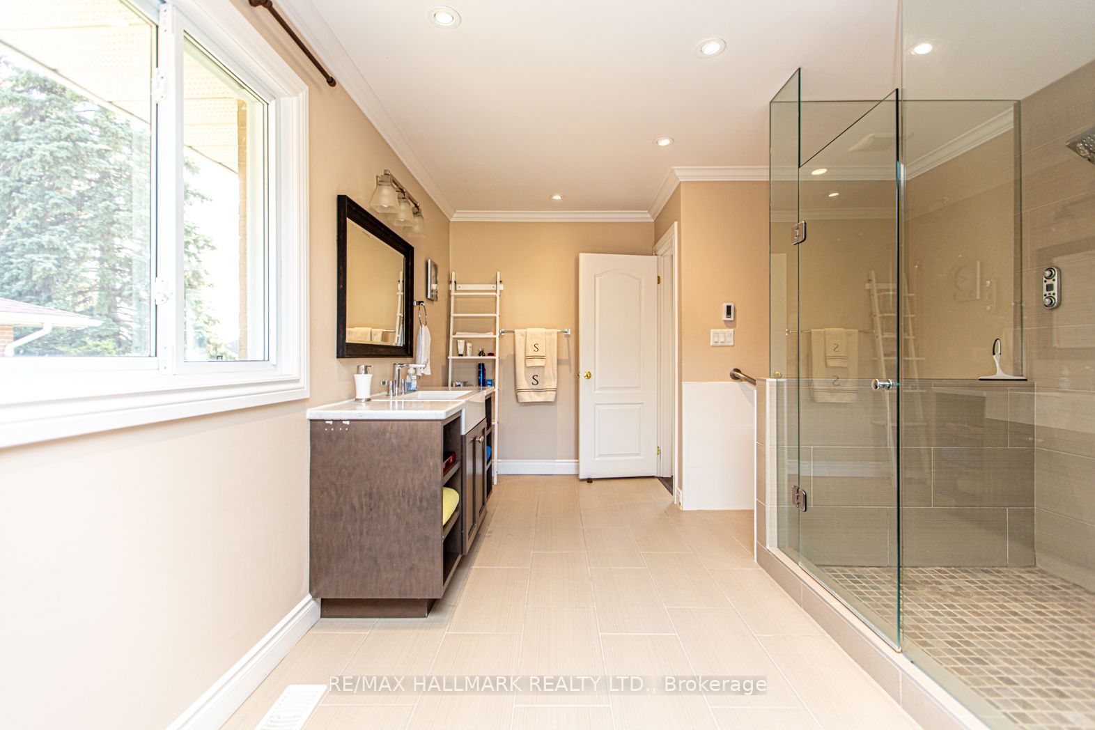 51 Elizabeth Cres S