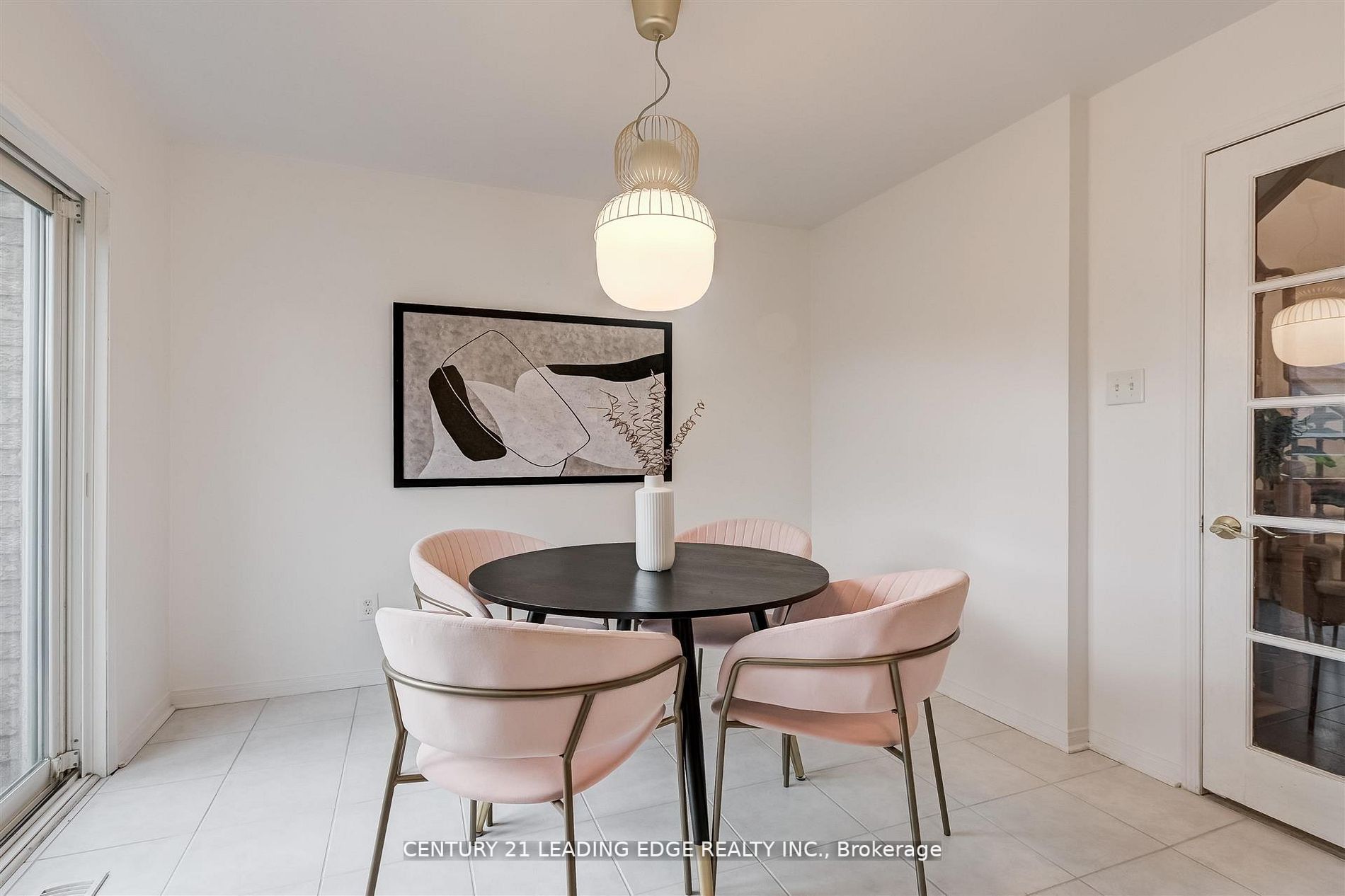 215 Andona Cres