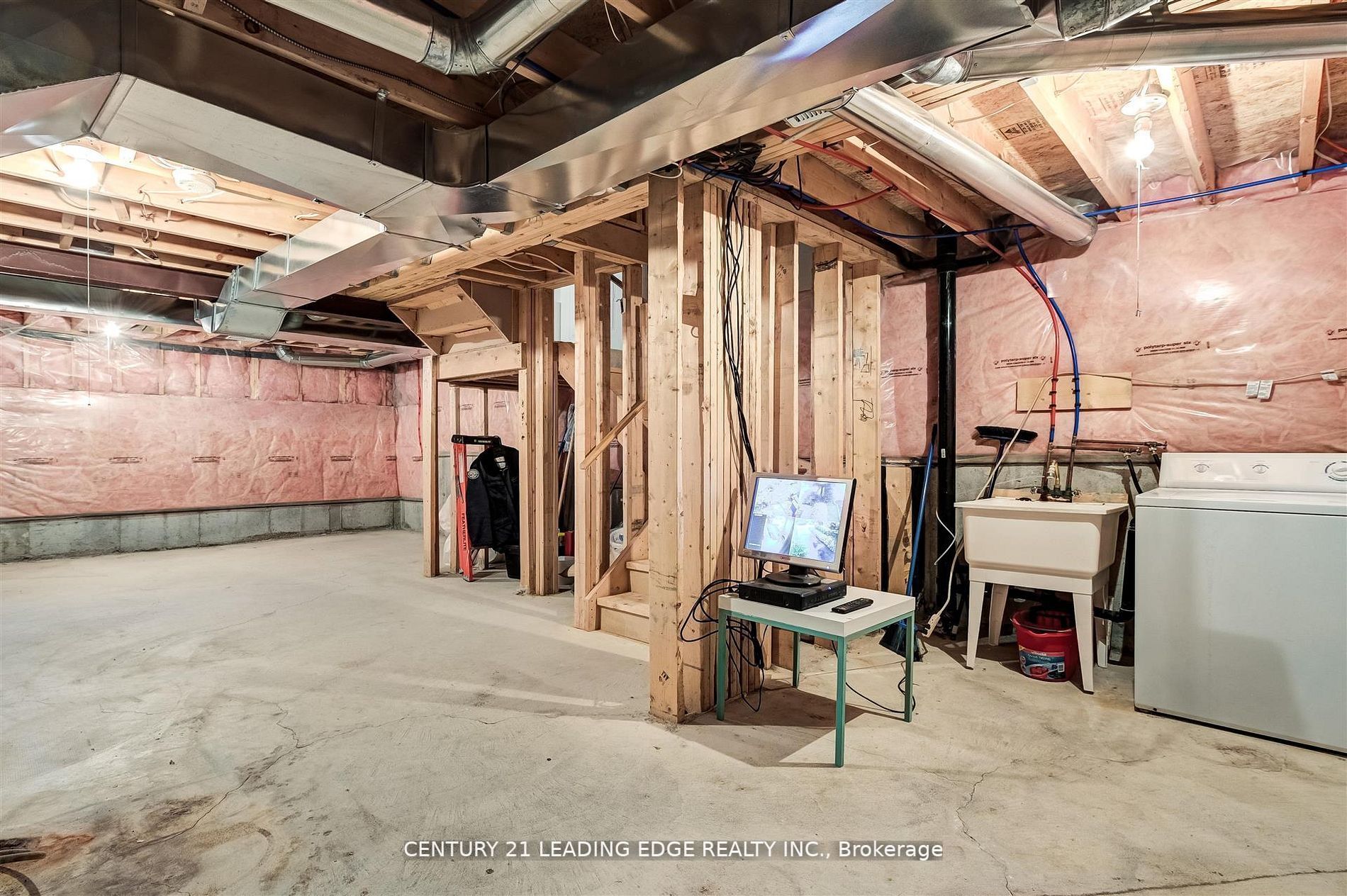 215 Andona Cres
