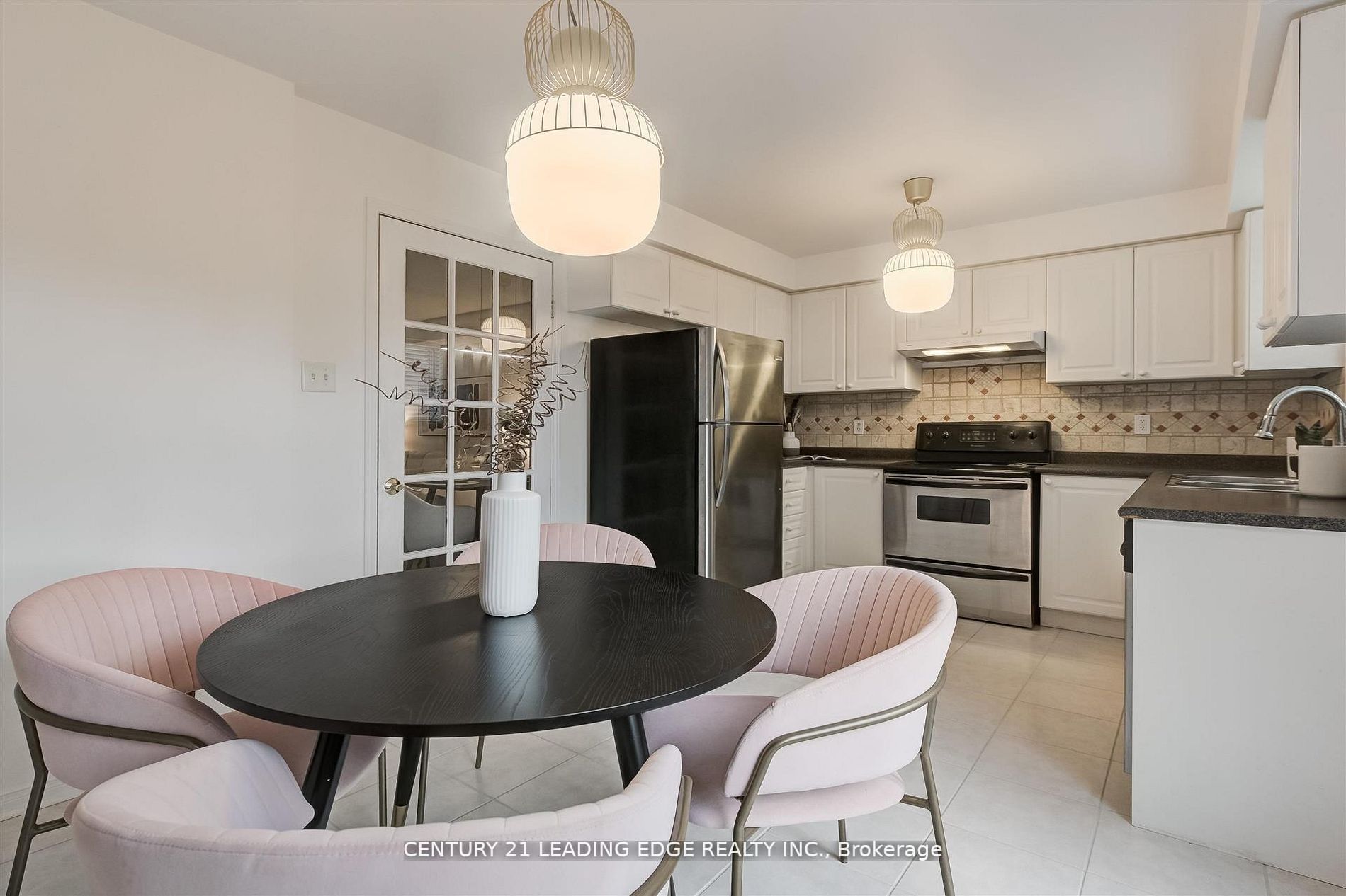 215 Andona Cres