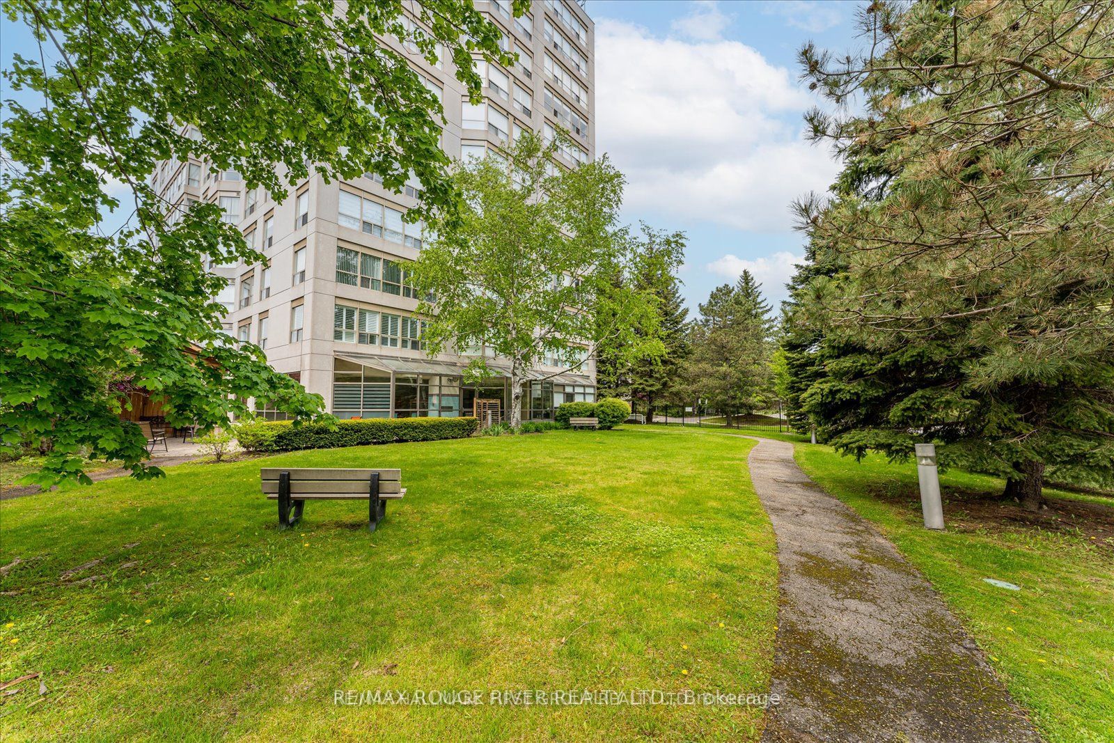 712 Rossland Rd E, #608