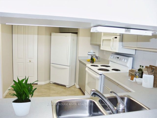 712 Rossland Rd E, #608