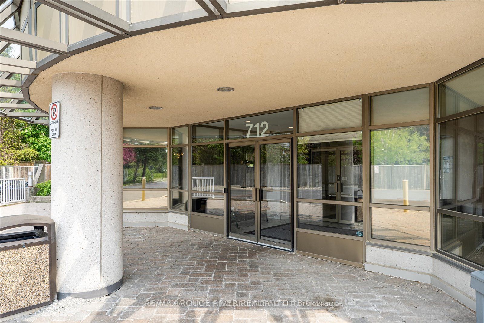712 Rossland Rd E, #608