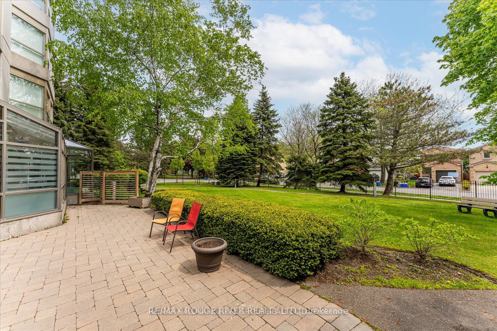 712 Rossland Rd E, #608