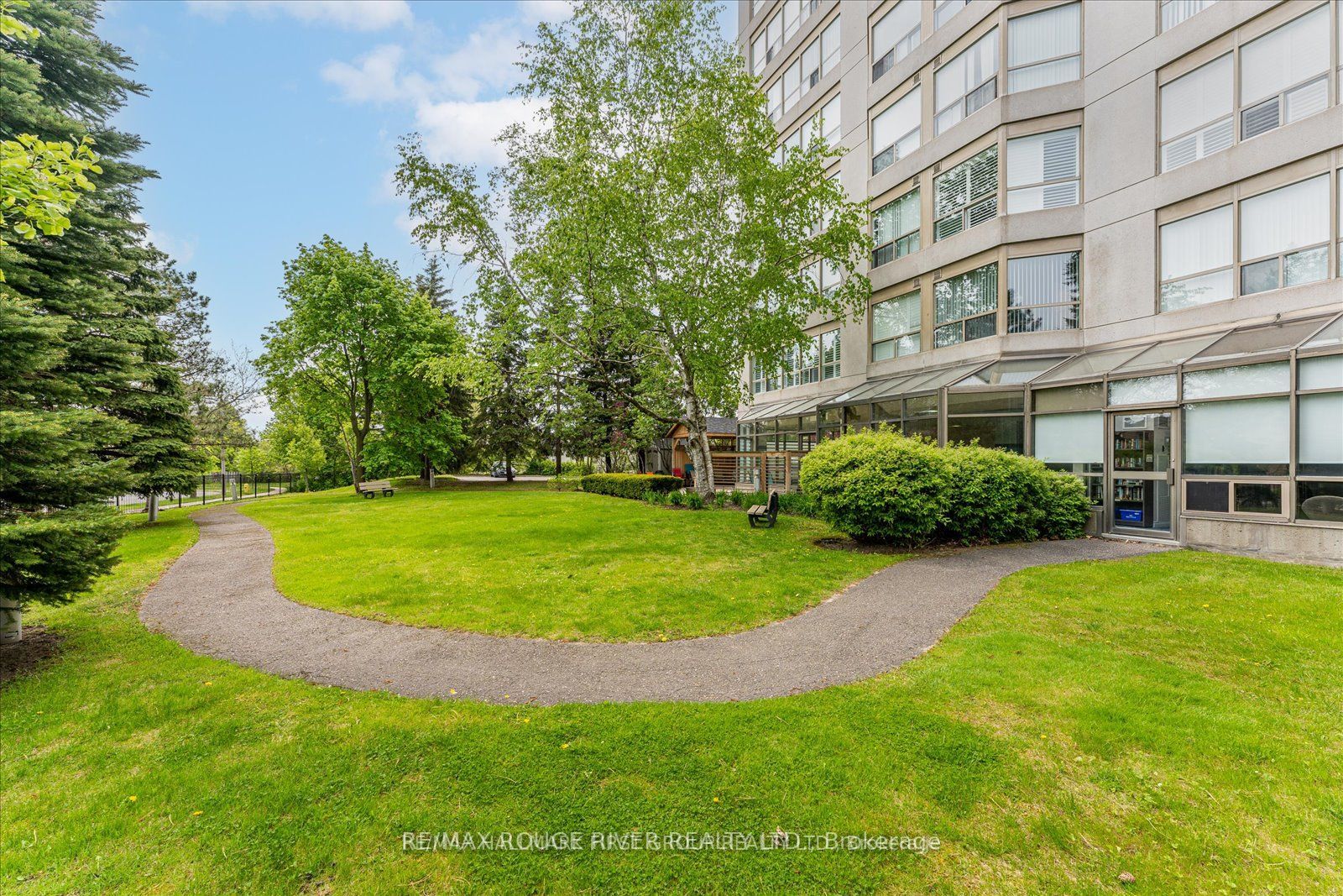712 Rossland Rd E, #608