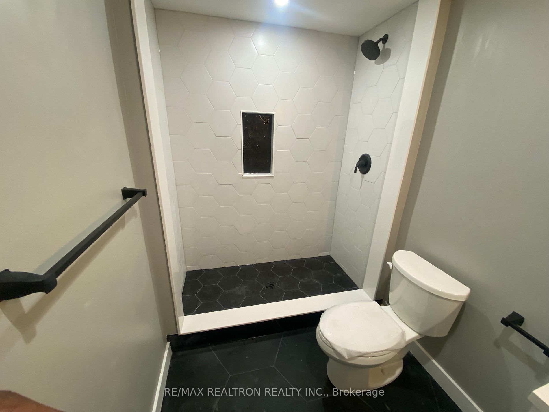 29 Ronald Hooper Ave, #Lower