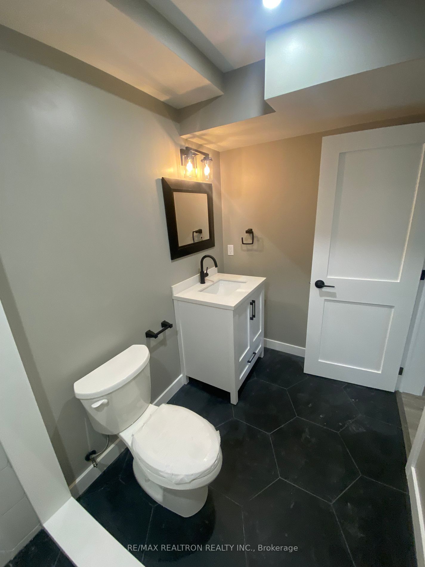 29 Ronald Hooper Ave, #Lower