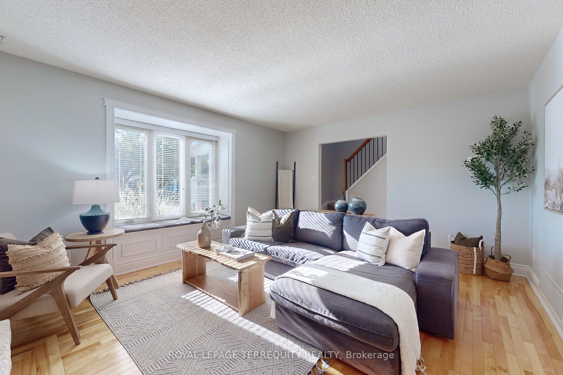 1233 Canborough Cres