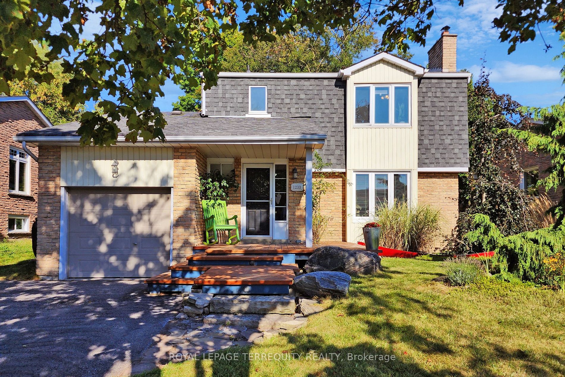 1233 Canborough Cres