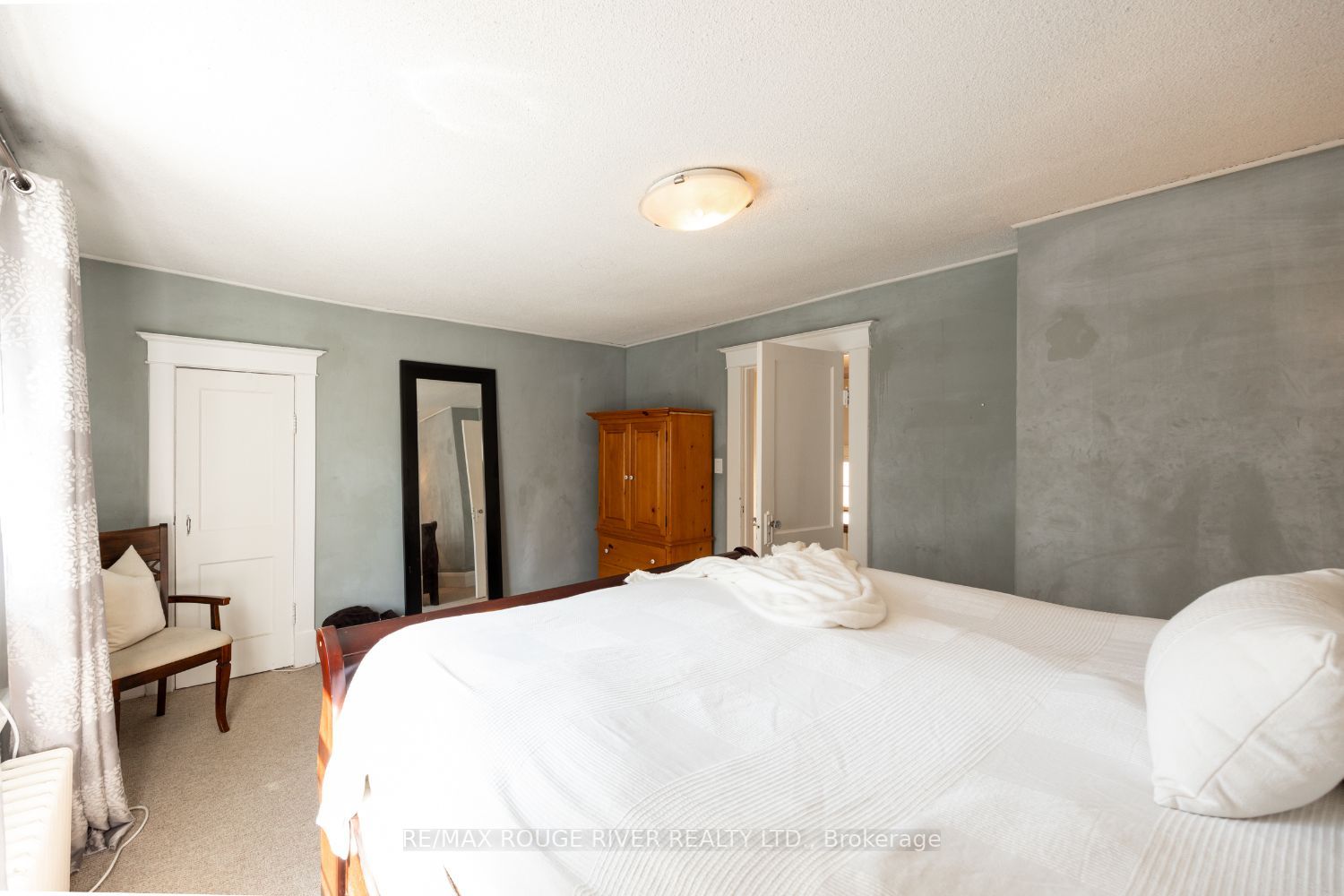 469 Simcoe St N