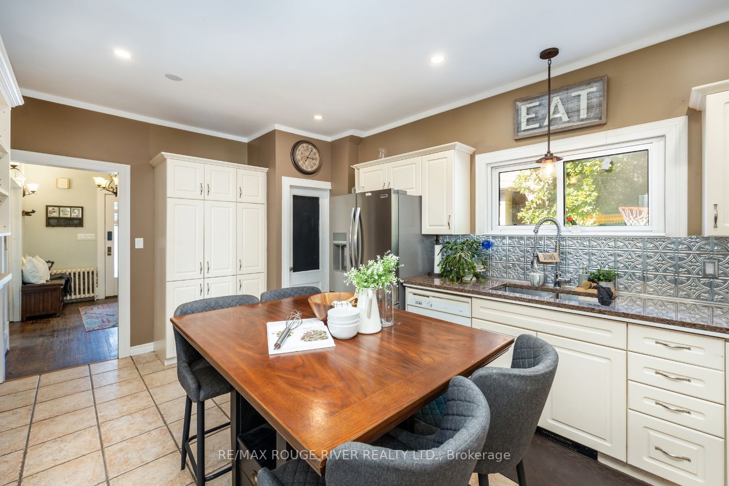 469 Simcoe St N