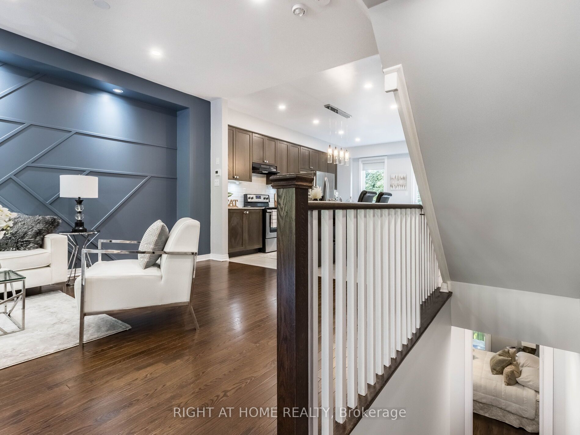 210 London Lane