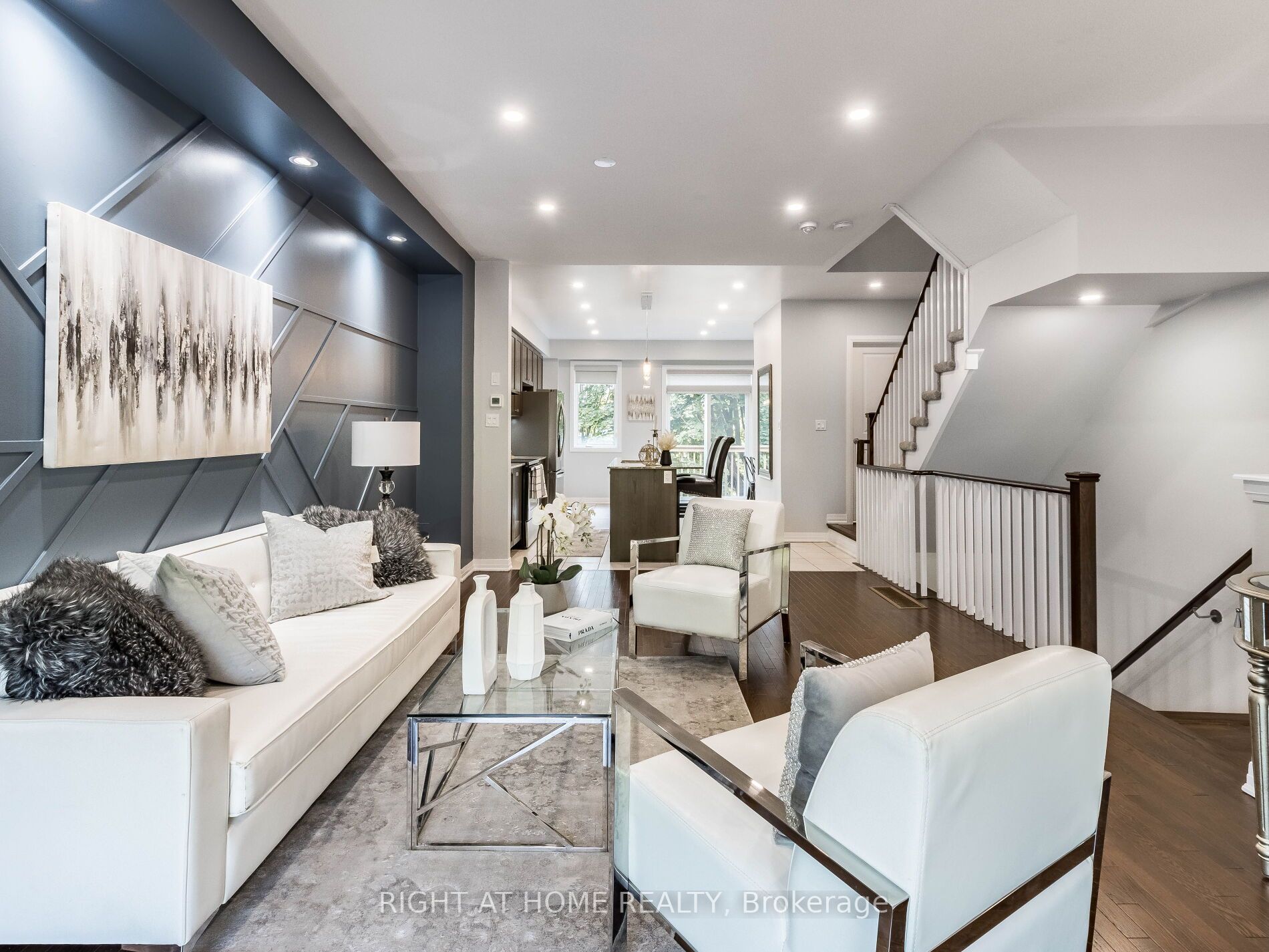 210 London Lane