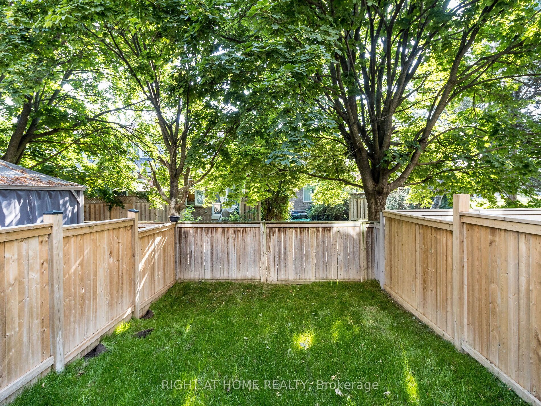 210 London Lane