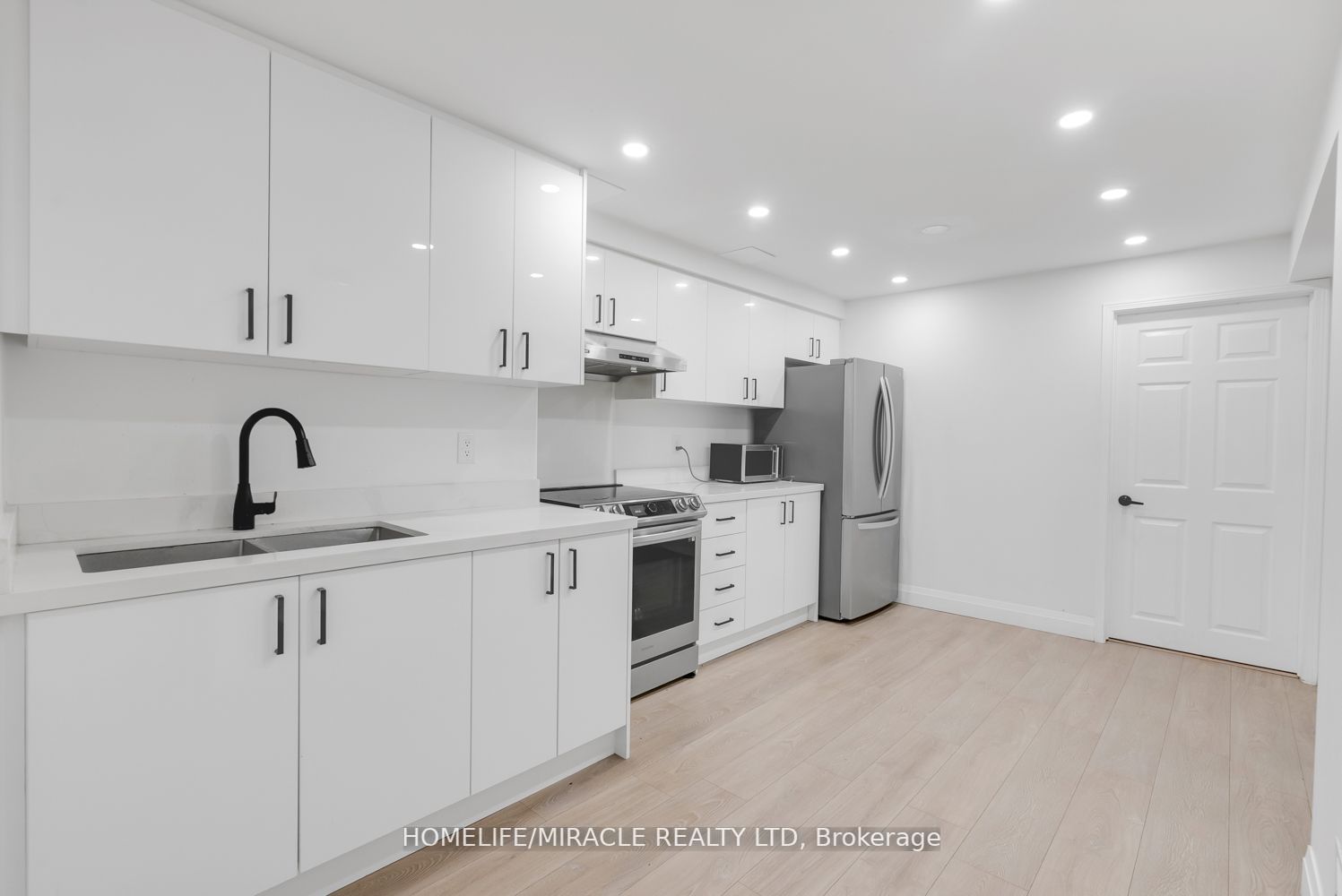 1657 Erindale Cres