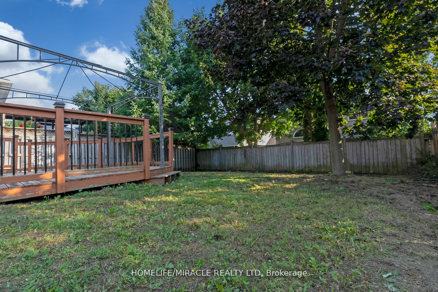 1657 Erindale Cres