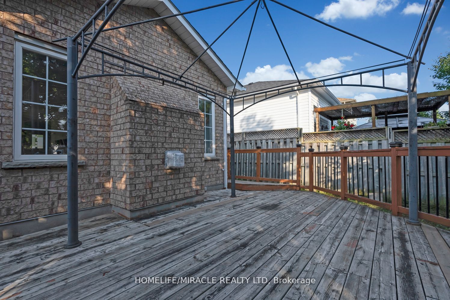1657 Erindale Cres