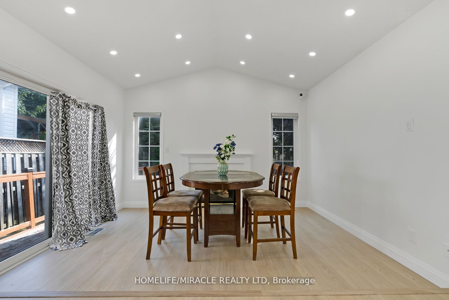 1657 Erindale Cres