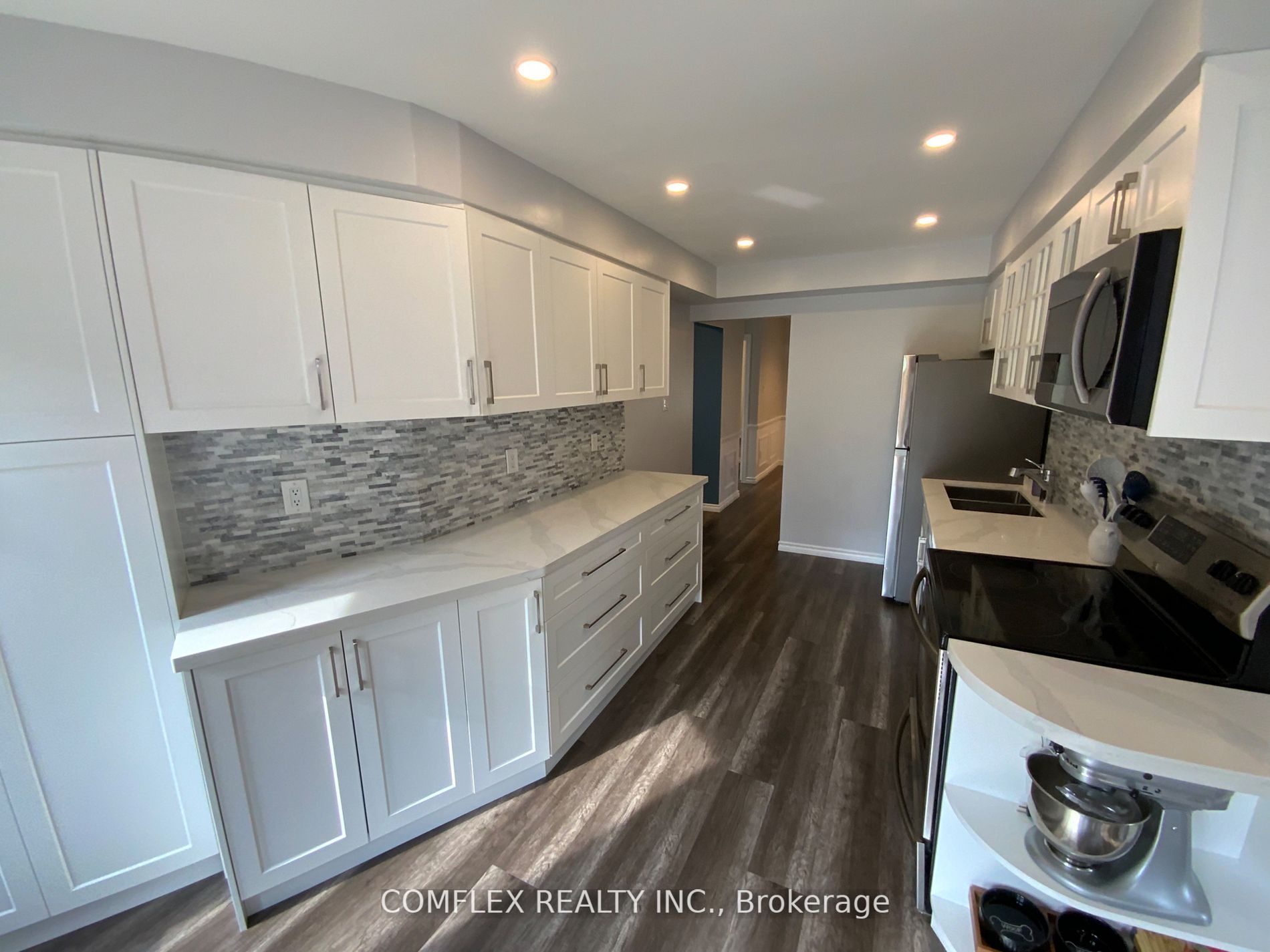 211 Bassett Blvd