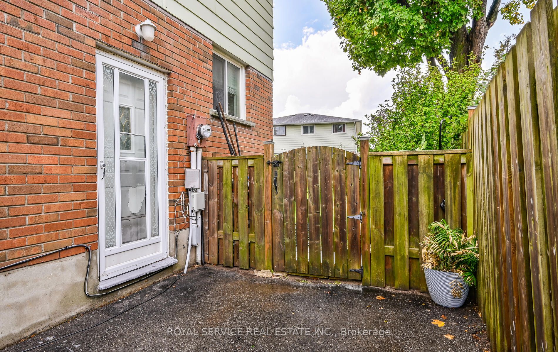 382 Kinmount Cres