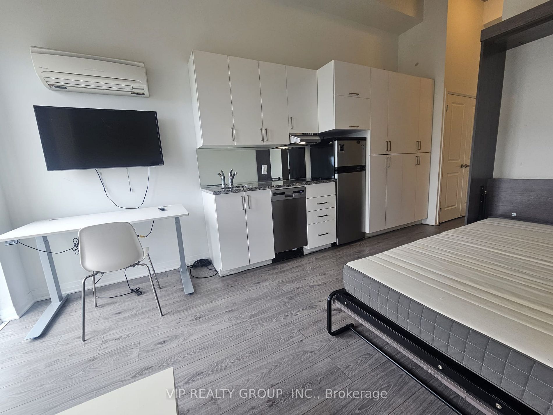 1900 Simcoe Street N, #815
