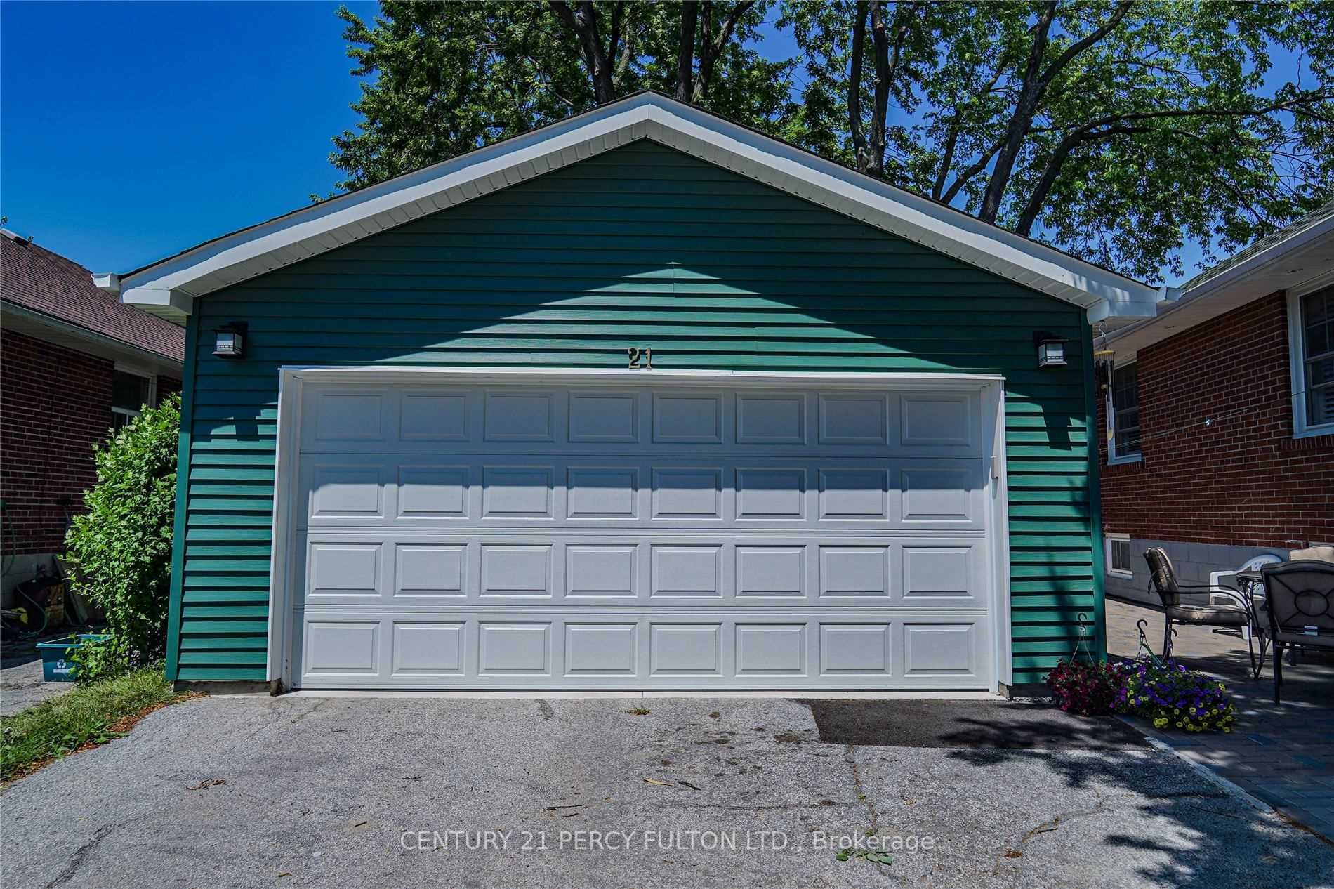 21 Willowhurst Cres E