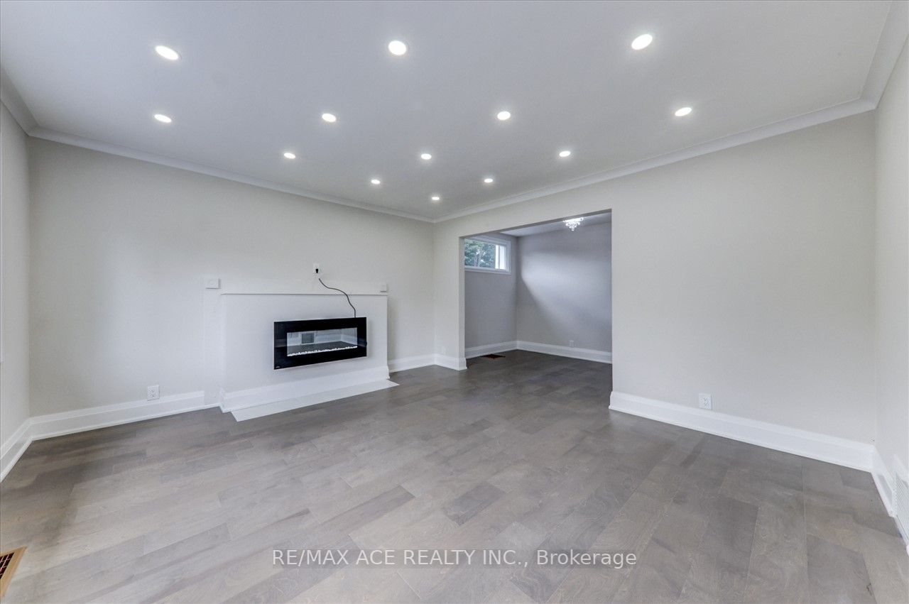 16 Colonial Ave