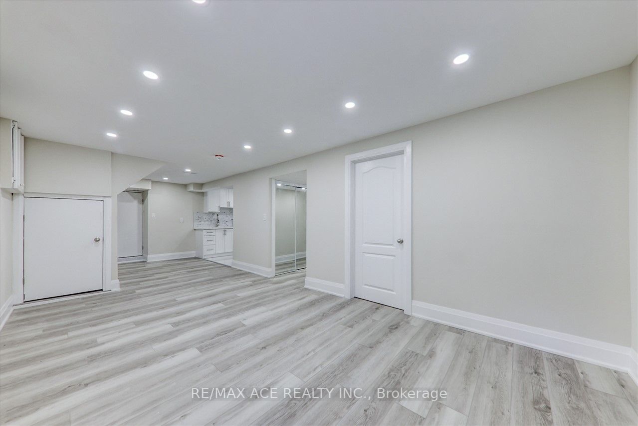 16 Colonial Ave