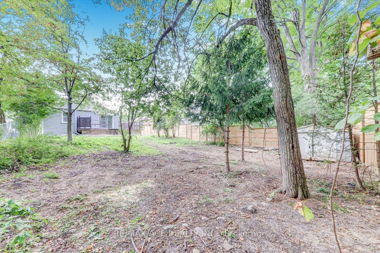 16 Colonial Ave