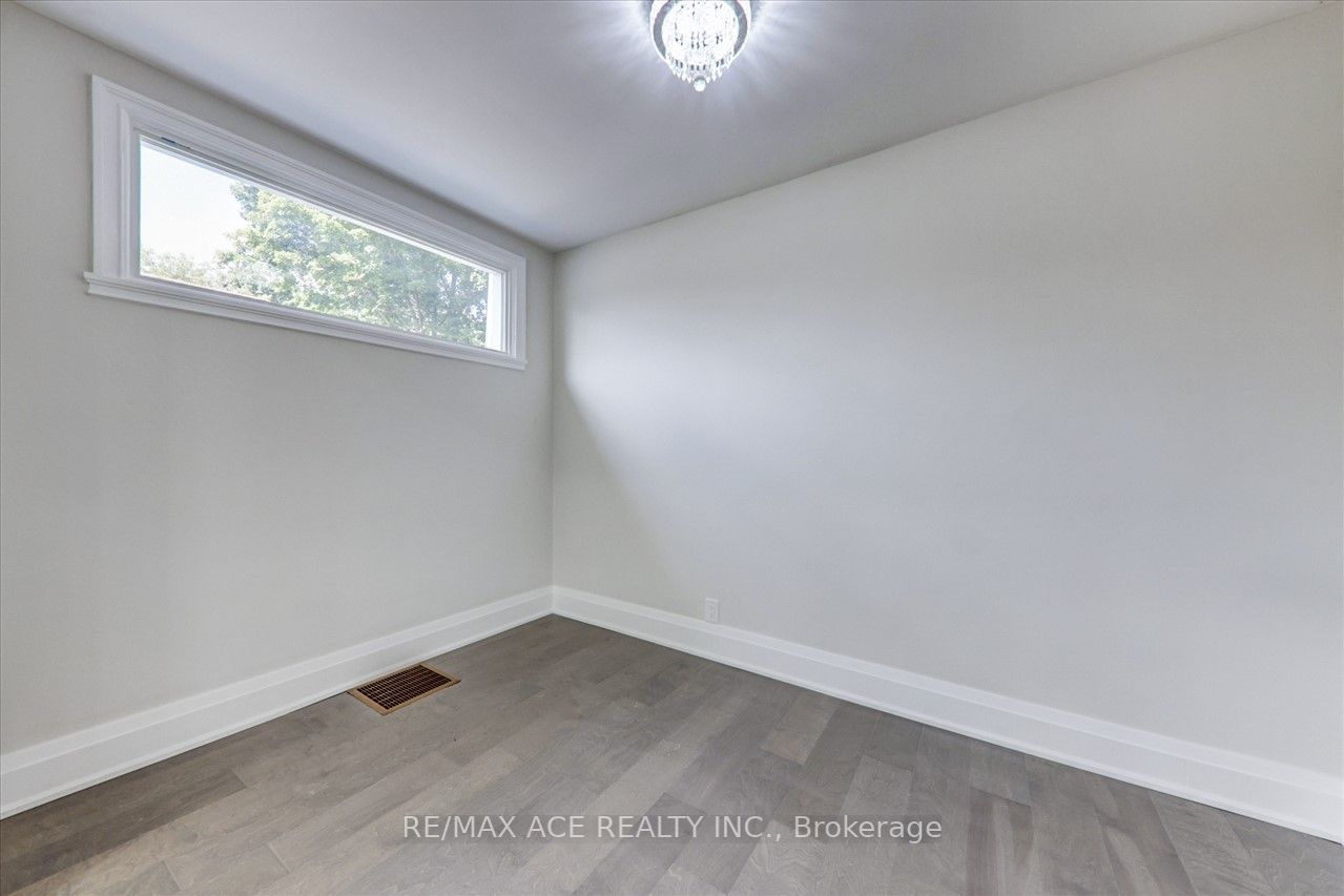 16 Colonial Ave