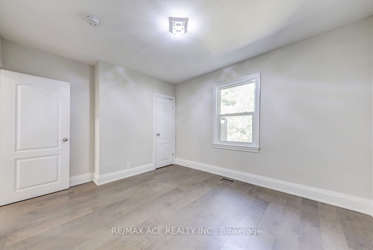 16 Colonial Ave