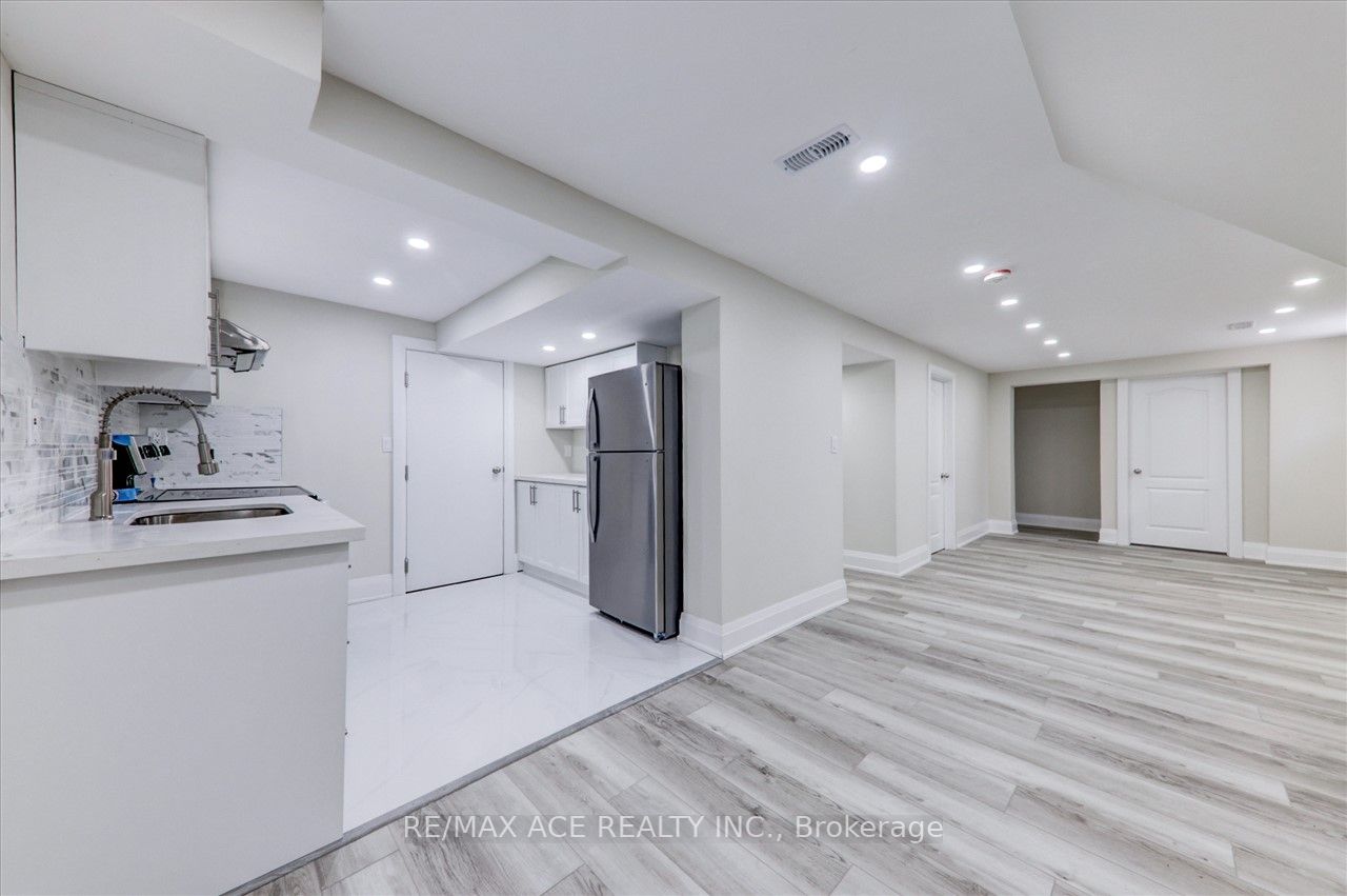 16 Colonial Ave