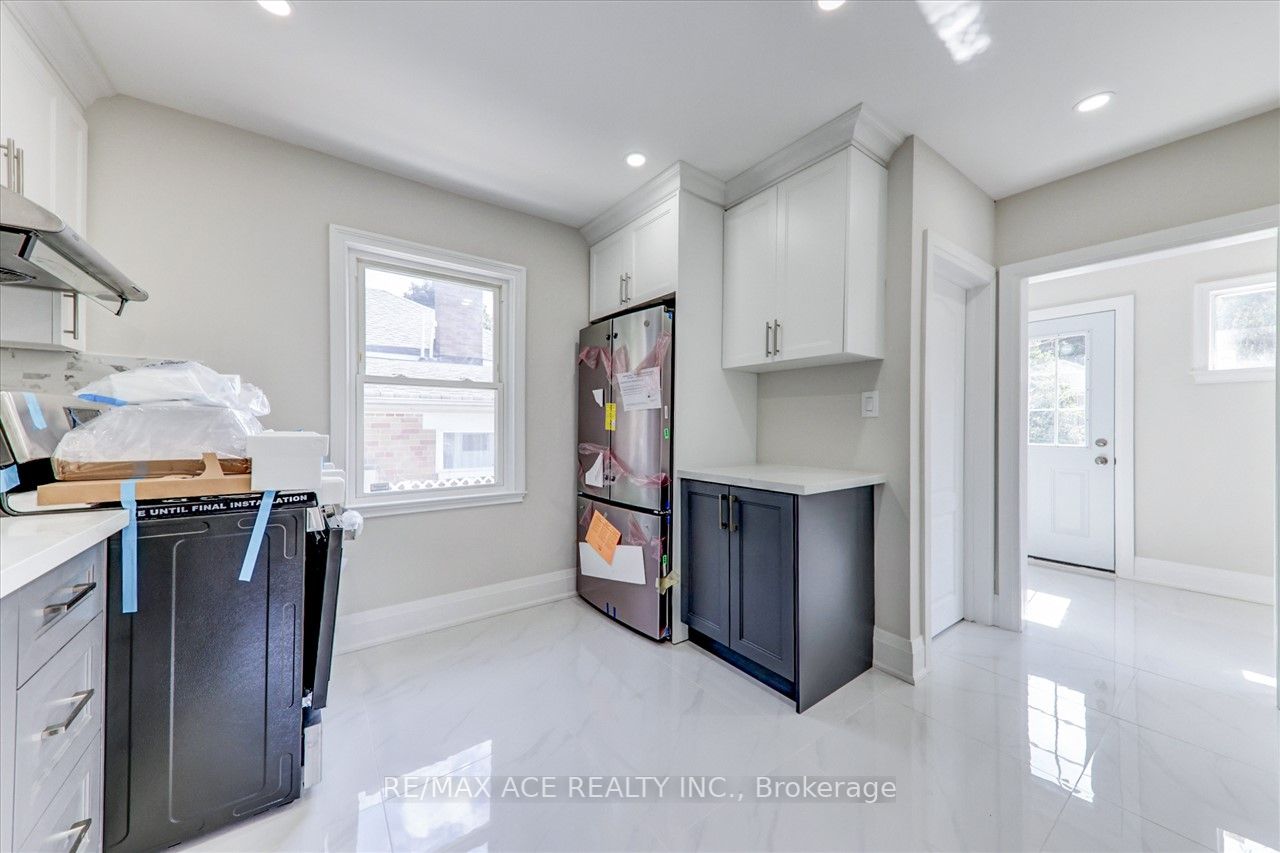 16 Colonial Ave