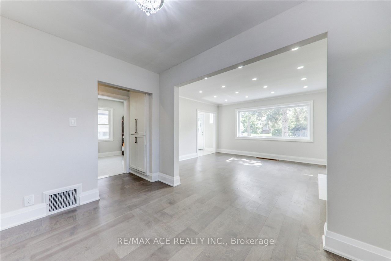 16 Colonial Ave