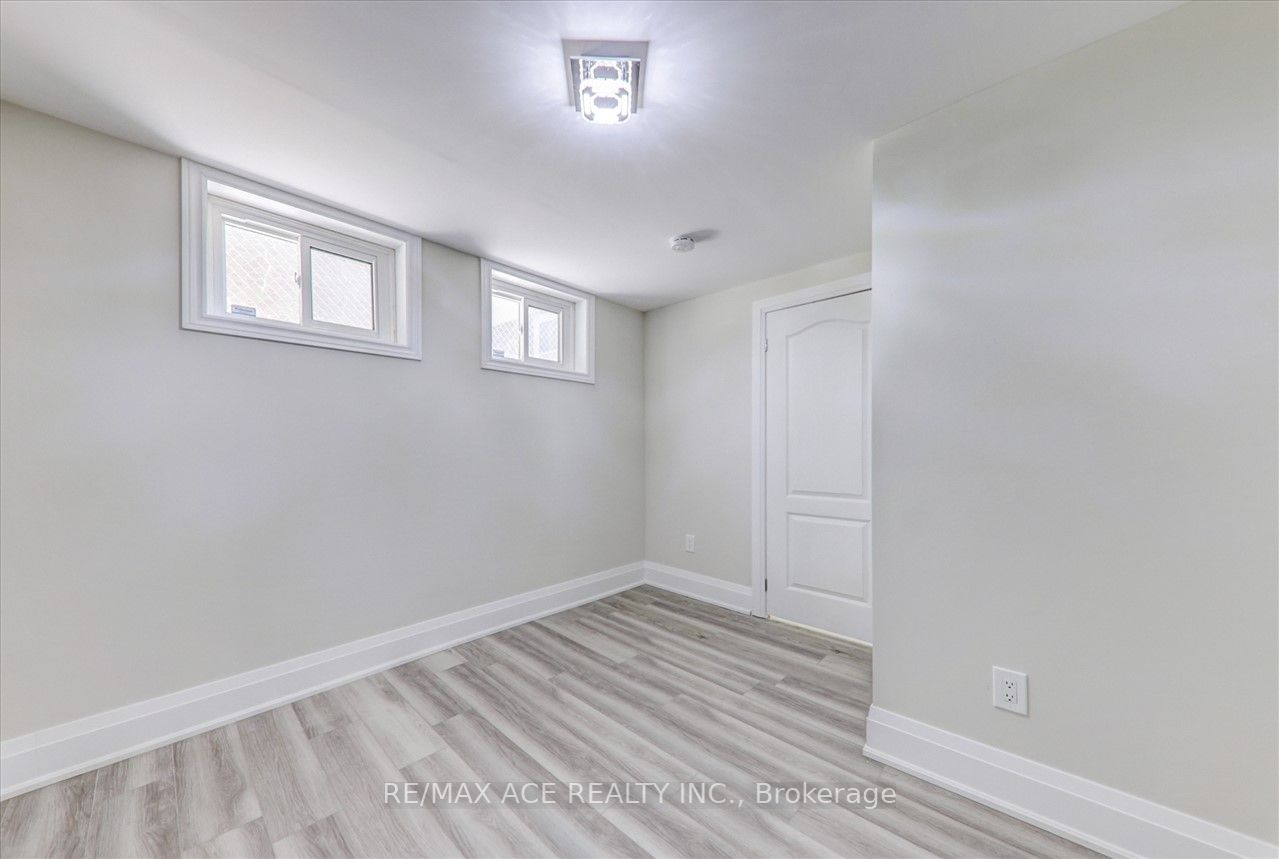 16 Colonial Ave