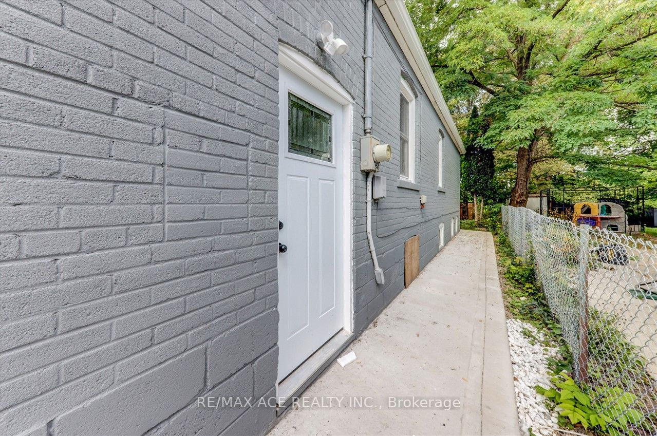 16 Colonial Ave