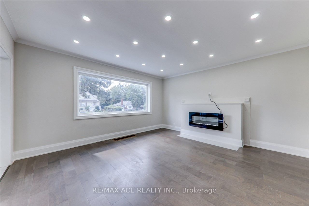 16 Colonial Ave