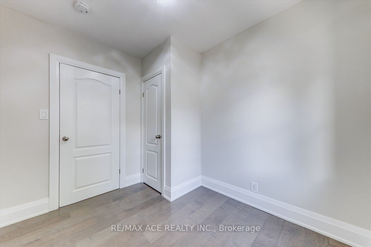 16 Colonial Ave