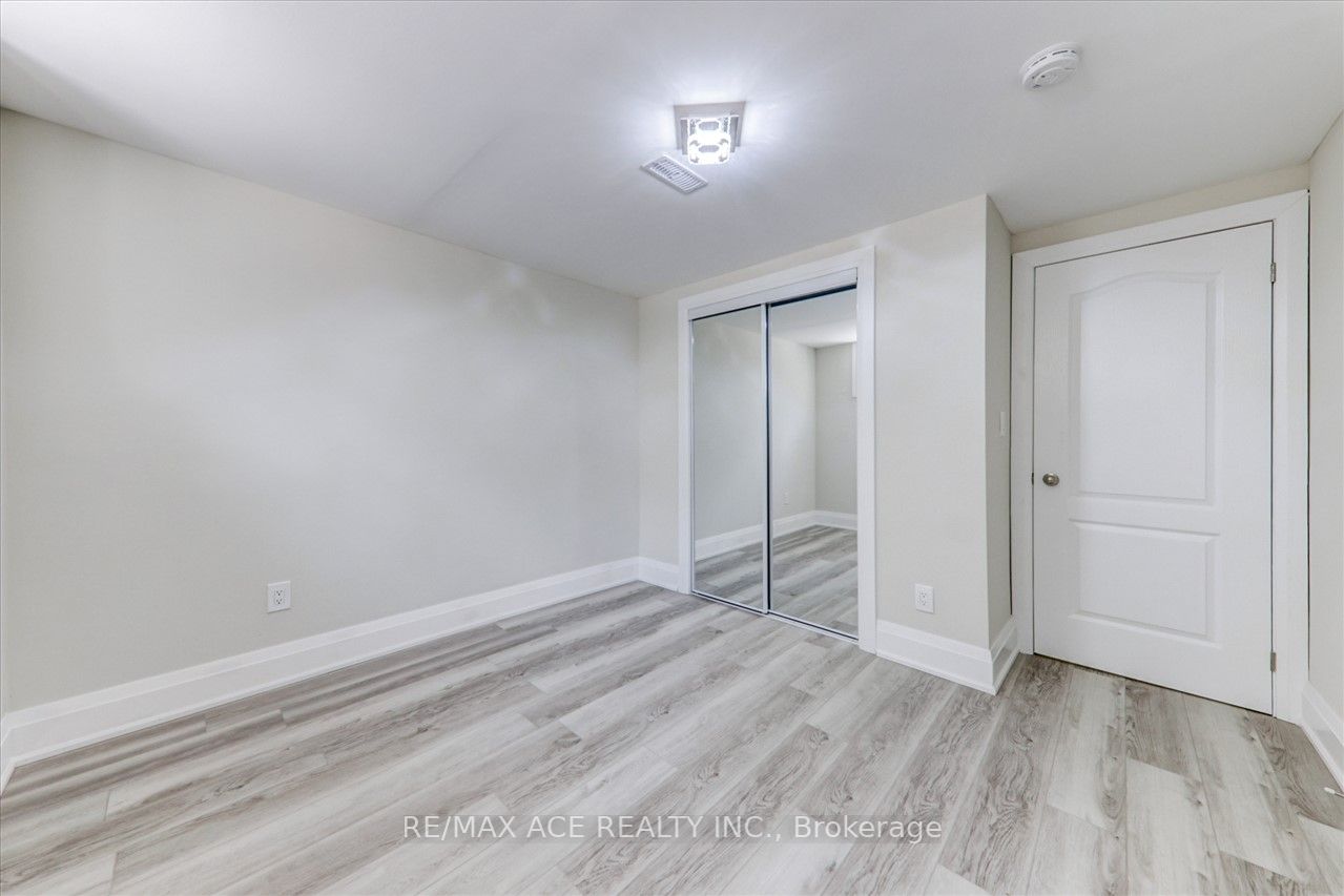 16 Colonial Ave