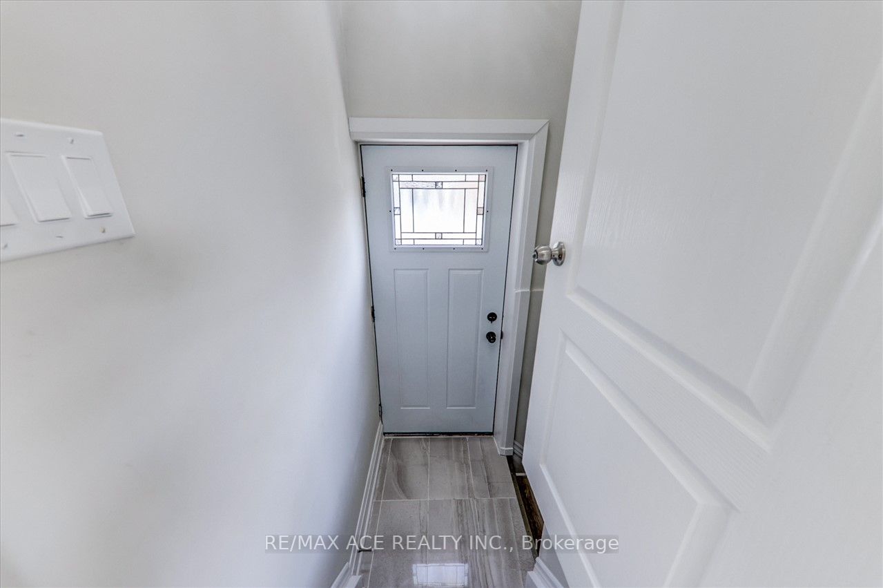 16 Colonial Ave