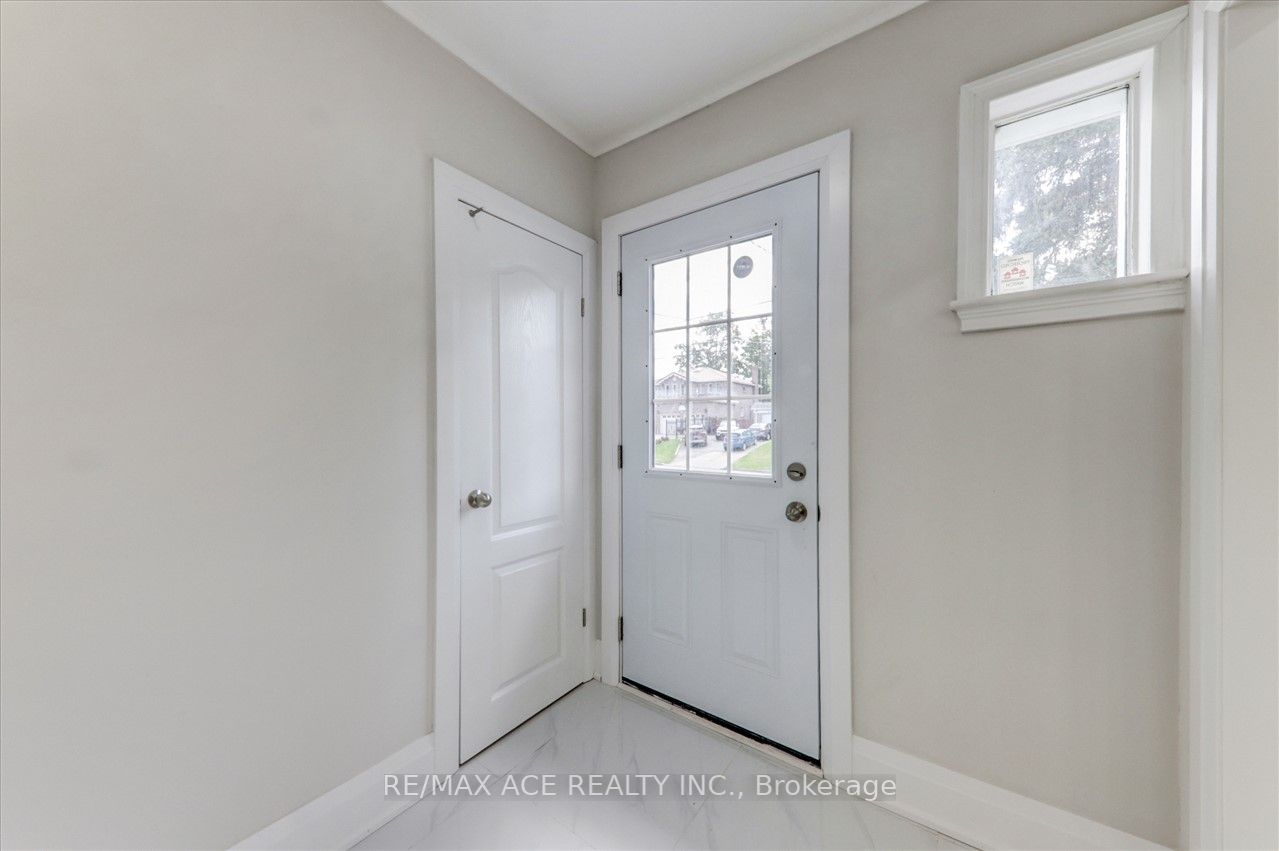 16 Colonial Ave