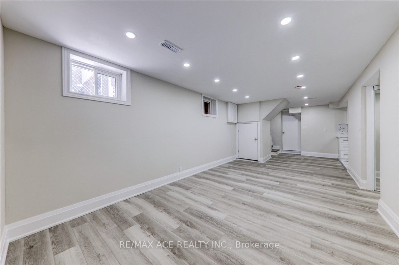 16 Colonial Ave