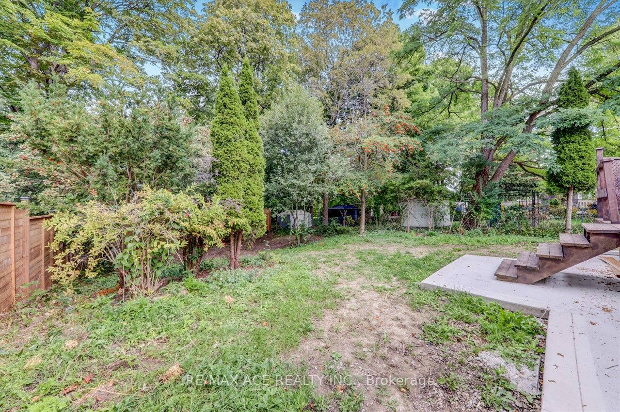 16 Colonial Ave