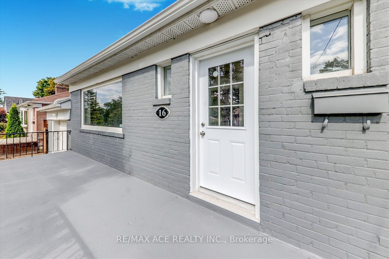 16 Colonial Ave