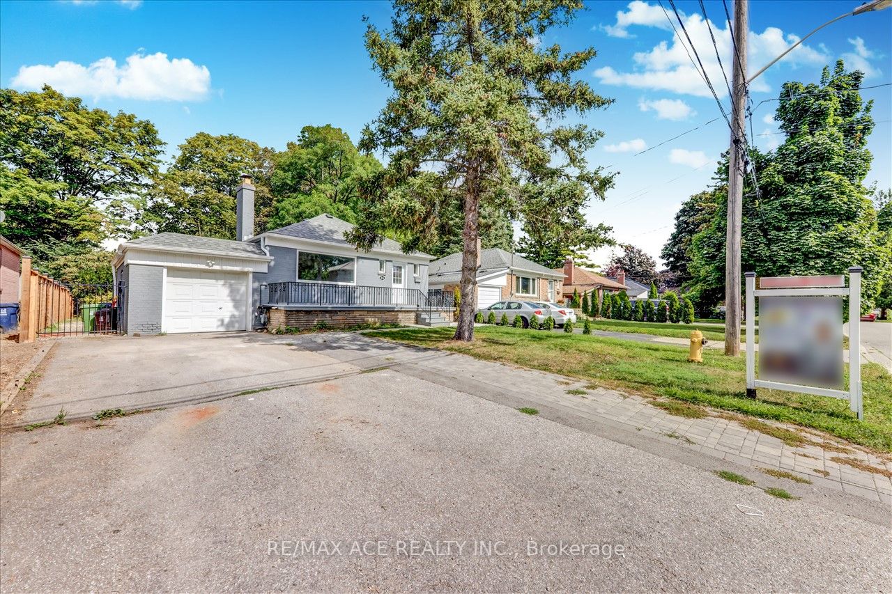16 Colonial Ave