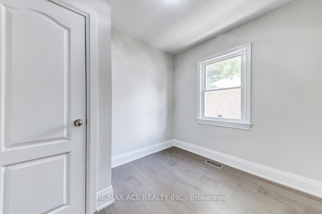 16 Colonial Ave