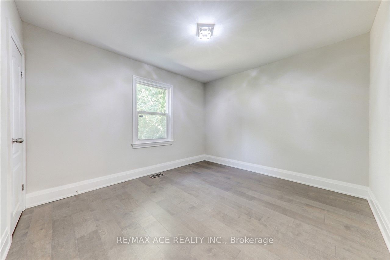 16 Colonial Ave