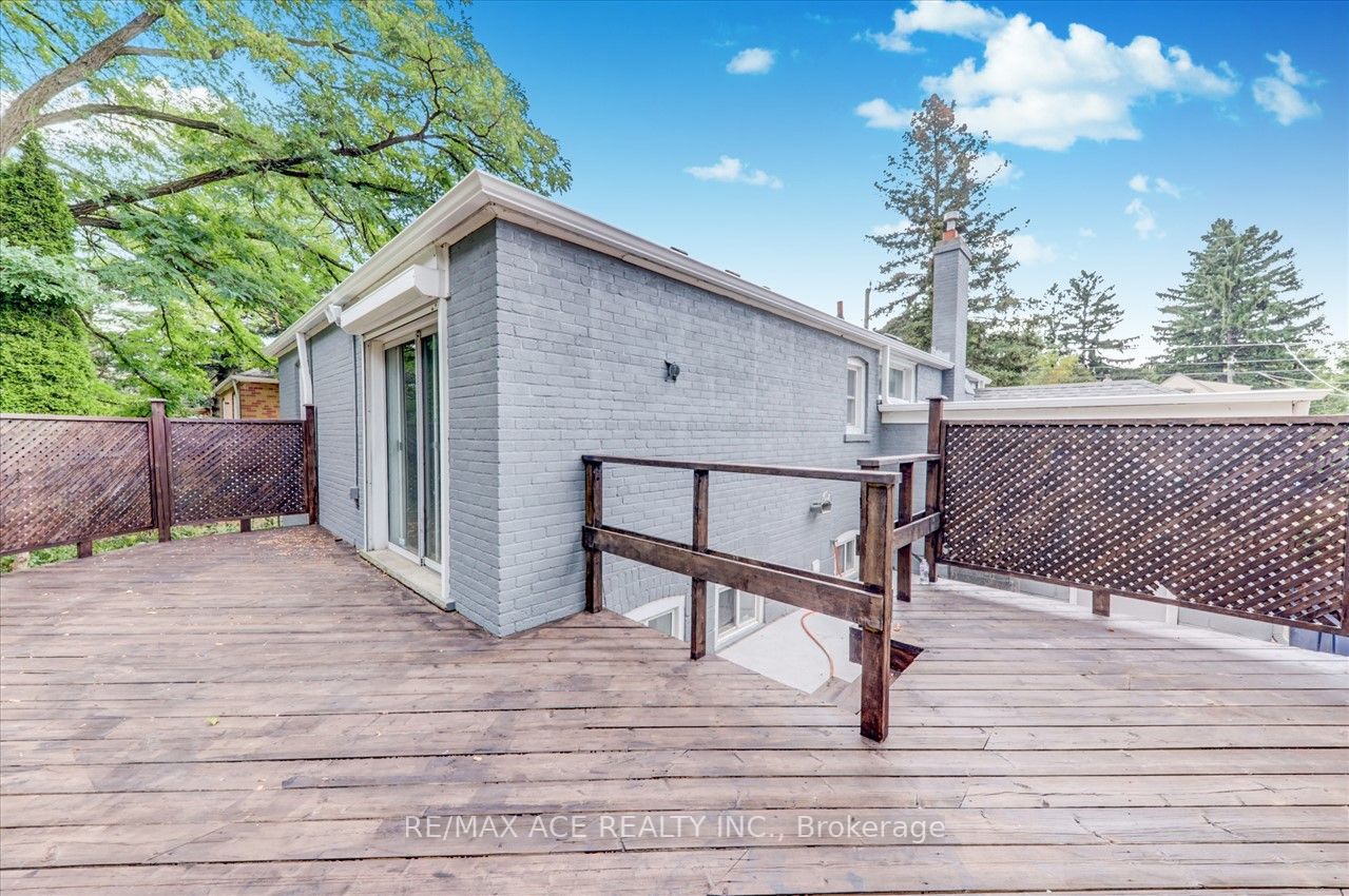 16 Colonial Ave