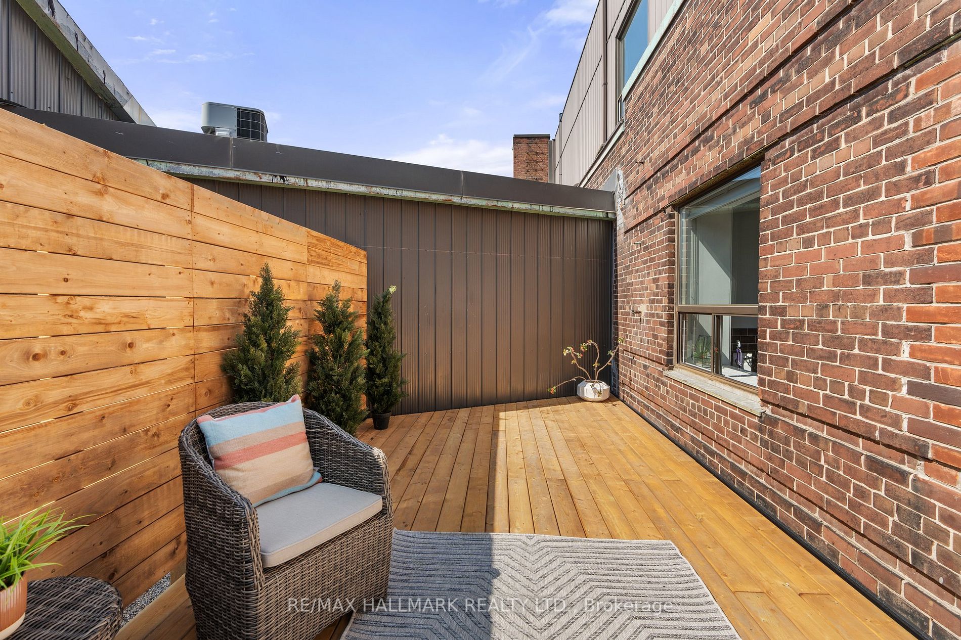326 Carlaw Ave, #203
