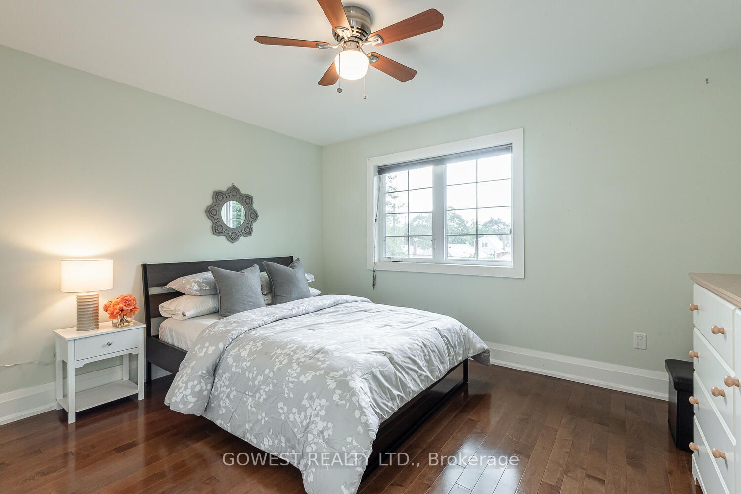 98 Kalmar Ave